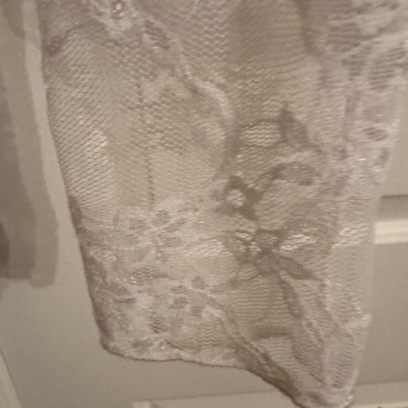 Elegant Women's White Lace Blouse - Picture 4 of 5